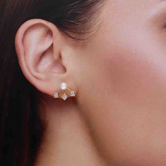 Sterling Pearly Elegance Stud Earring