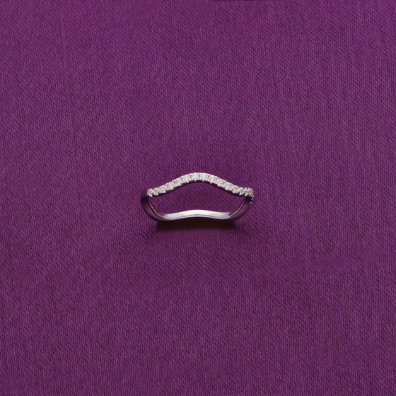 Minimalistic Wavy Diamond Silver Ring